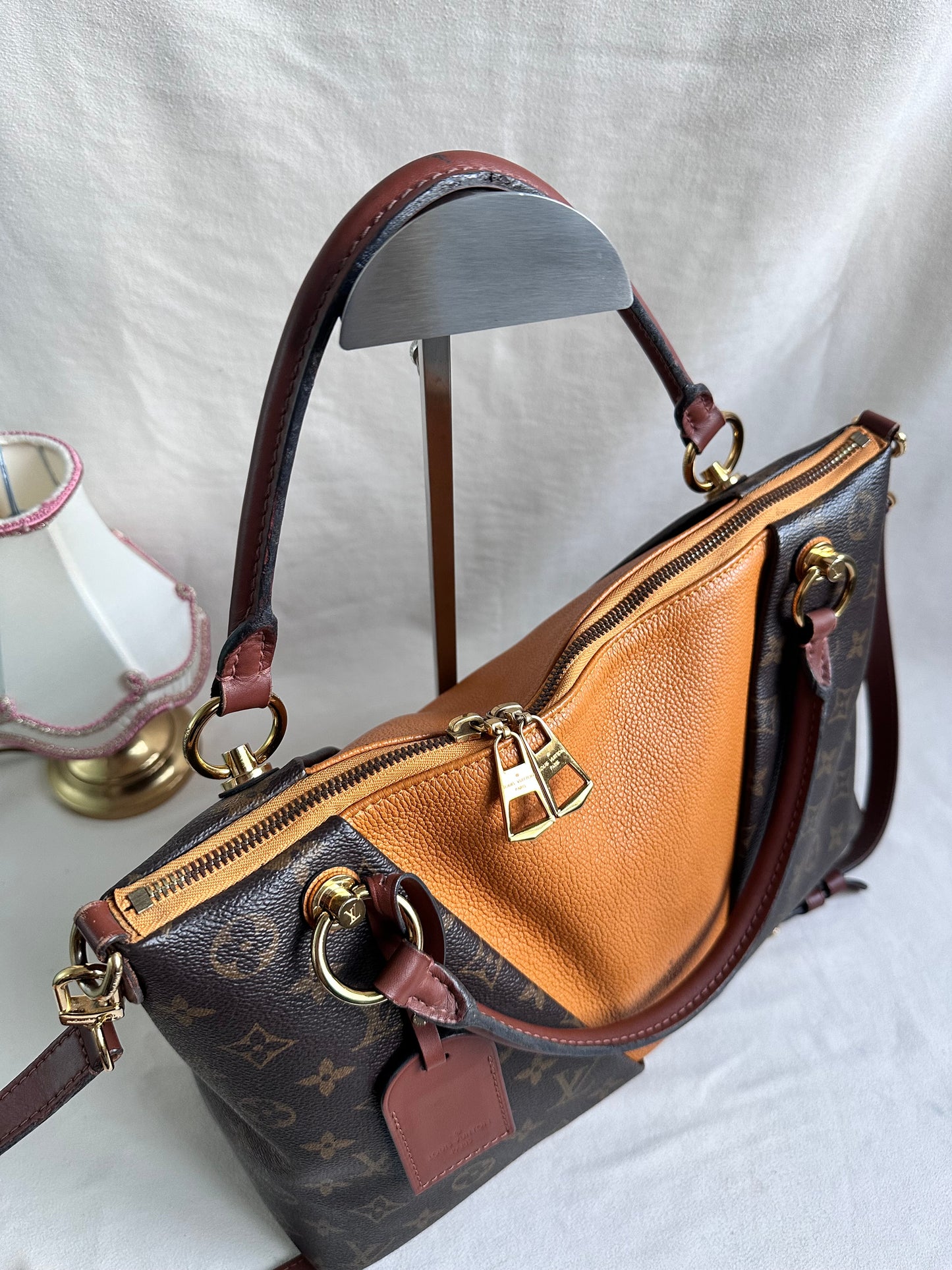 Louis Vuitton V Tote bag MM - Monogram / Tan Leather