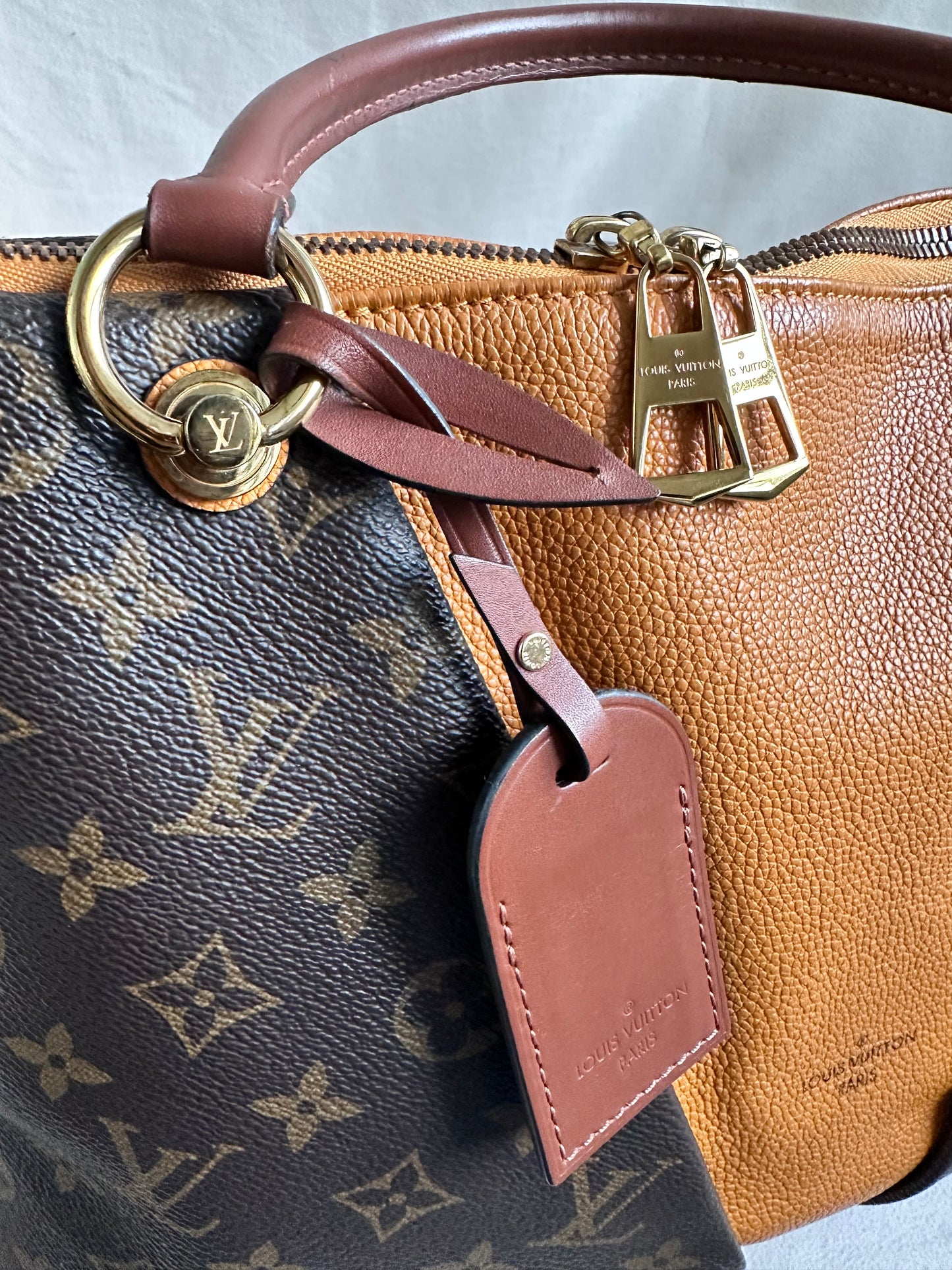 Louis Vuitton V Tote bag MM - Monogram / Tan Leather