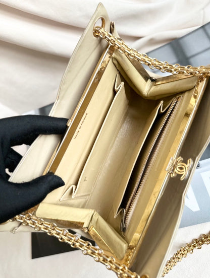 Chanel Vintage Kisslock Quilted Shoulder Bag - 24K Gold Plated Hardware