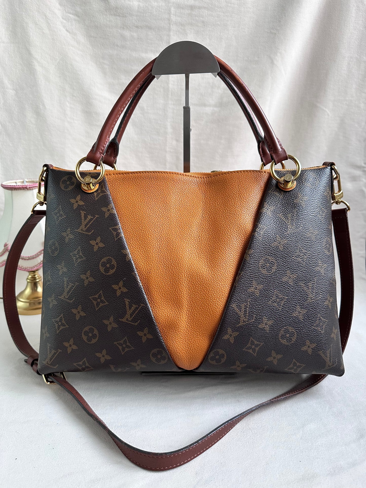 Louis Vuitton V Tote bag MM - Monogram / Tan Leather