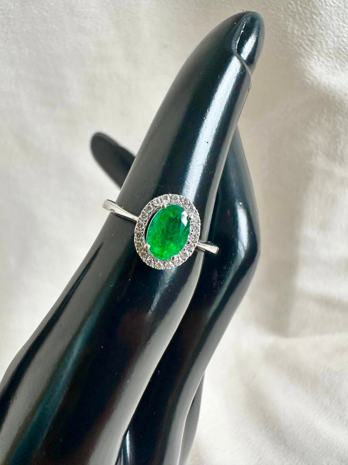 18K White Gold Natural Emerald Natural Diamond Ring