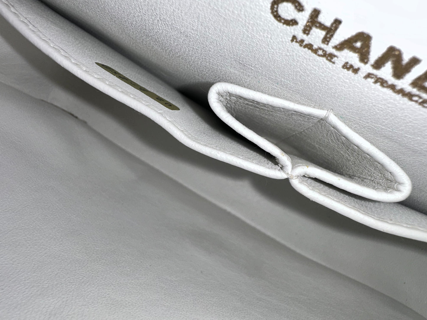 Chanel Classic Medium Double Flap Vintage - White Leather / 24K Gold Plated Hardware