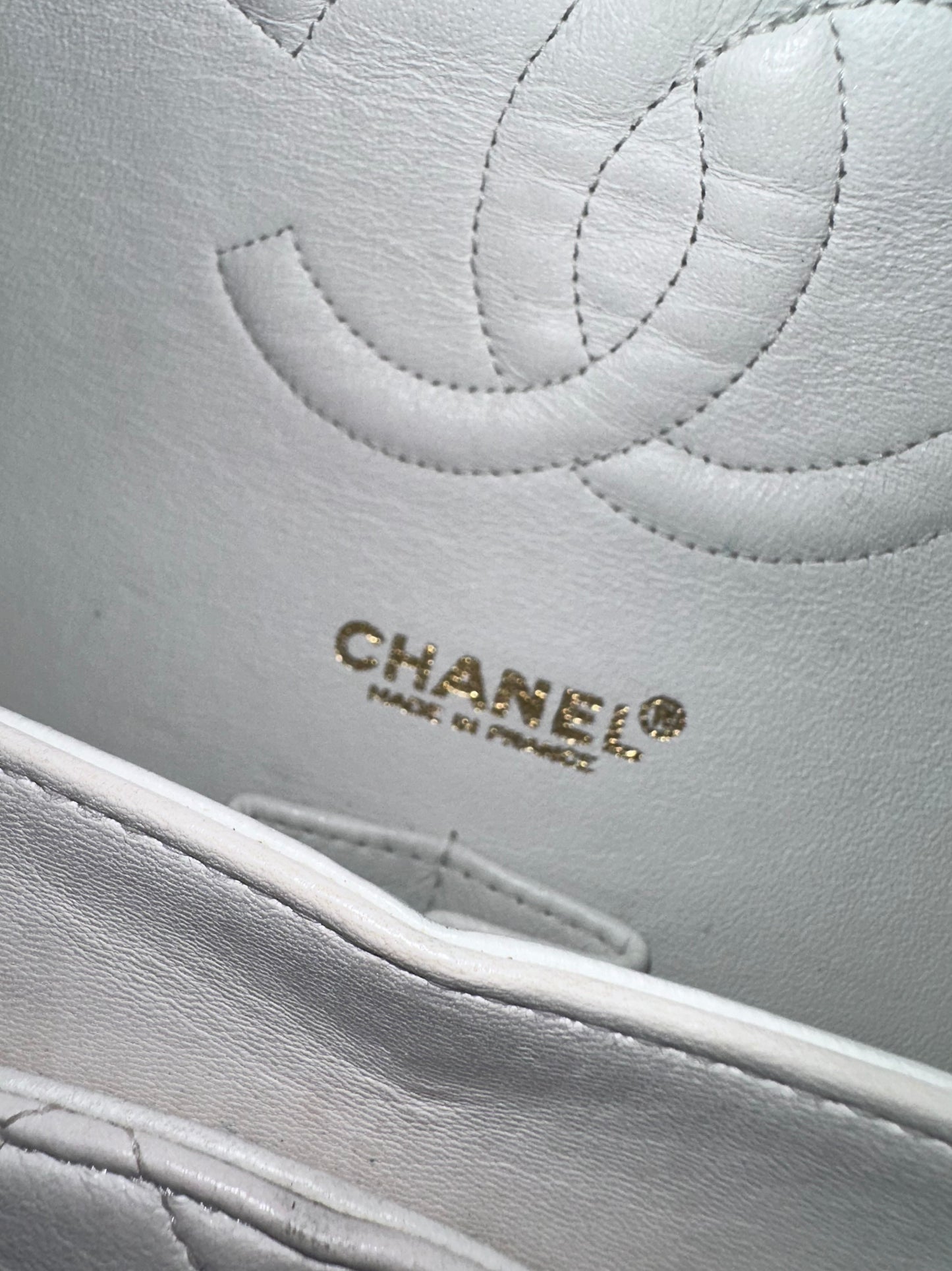 Chanel Classic Medium Double Flap Vintage - White Leather / 24K Gold Plated Hardware