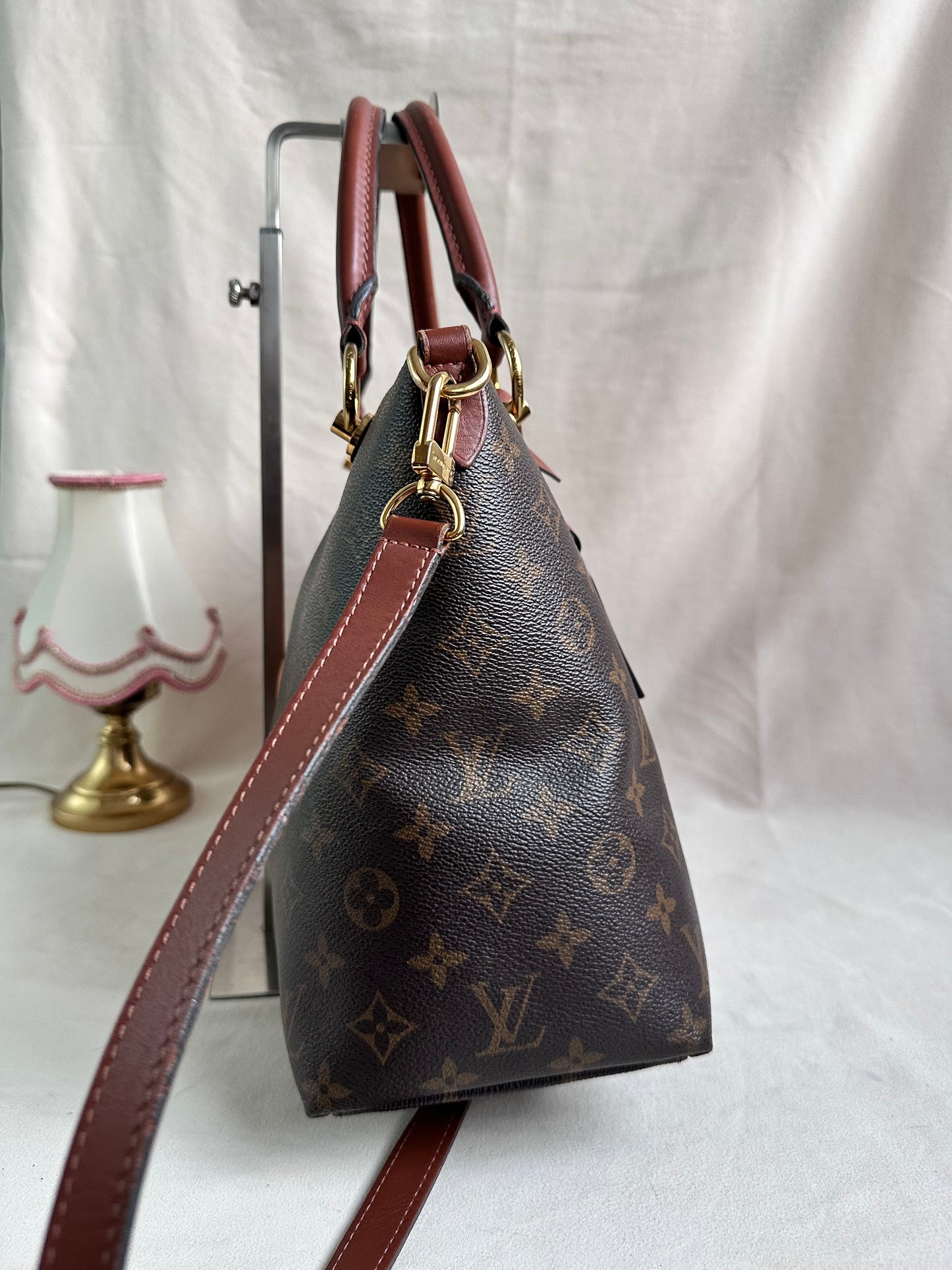 Louis Vuitton V Tote bag MM - Monogram / Tan Leather