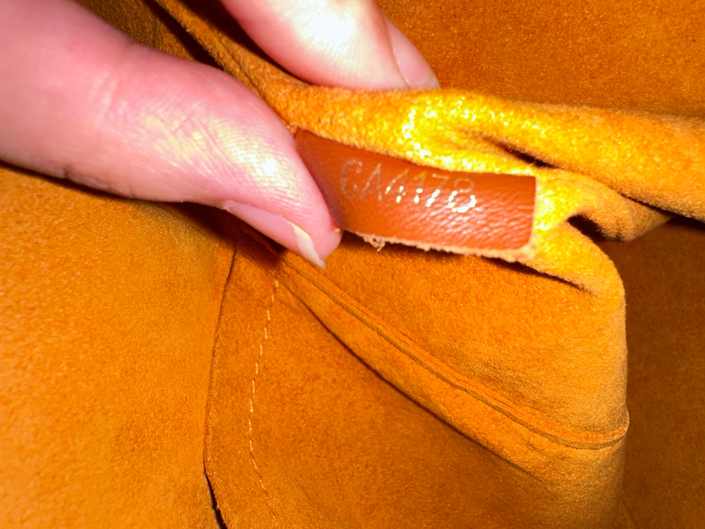 Louis Vuitton V Tote bag MM - Monogram / Tan Leather