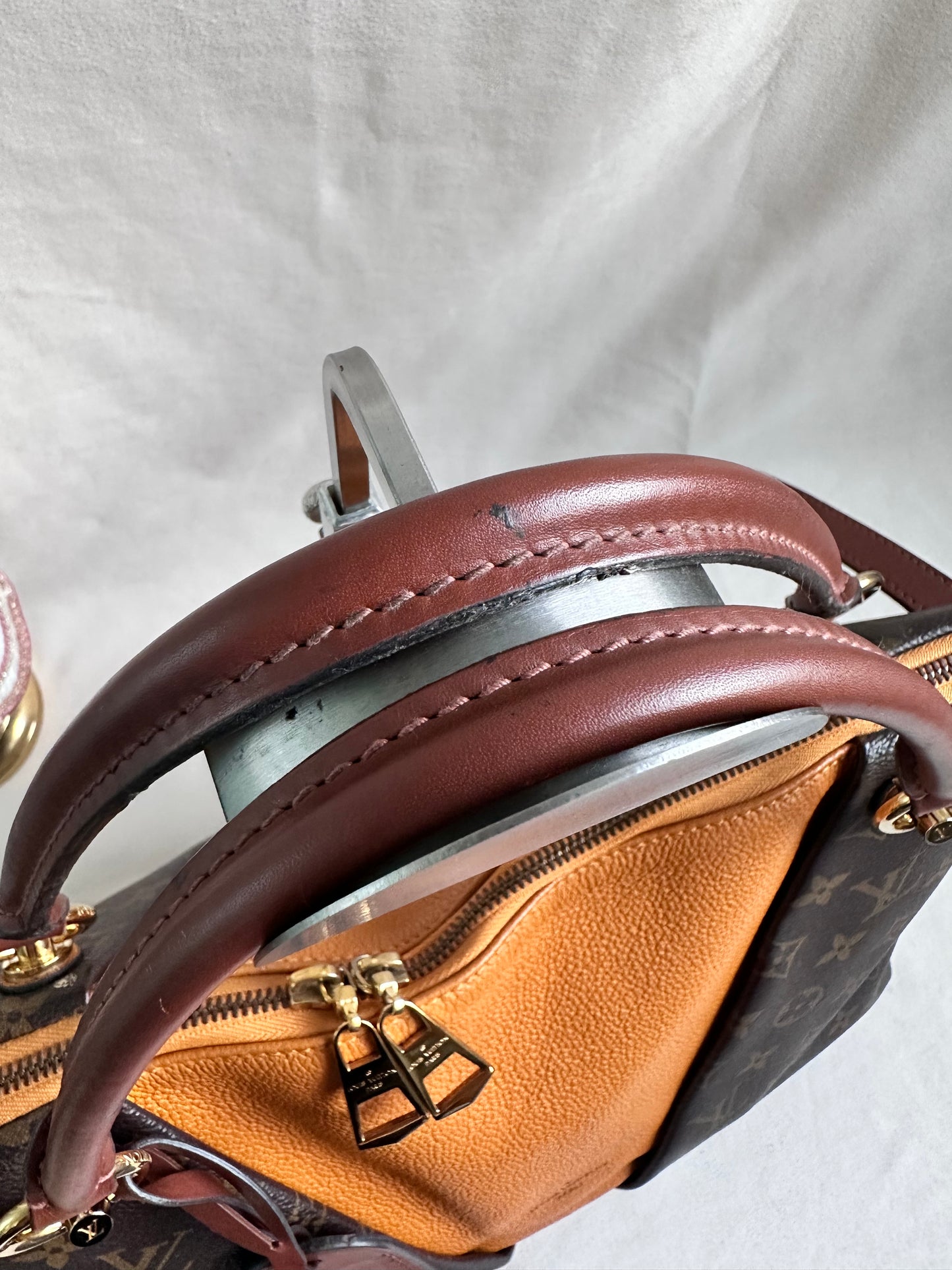 Louis Vuitton V Tote bag MM - Monogram / Tan Leather