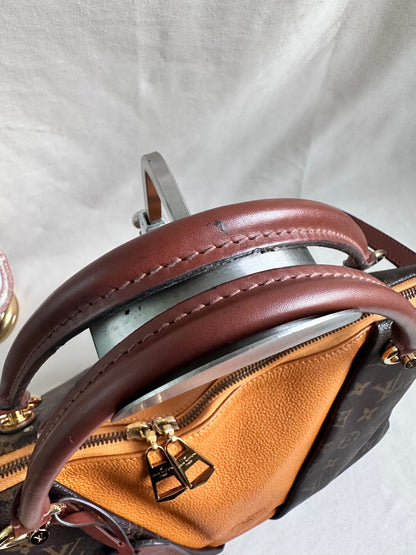 Louis Vuitton V Tote bag MM - Monogram / Tan Leather