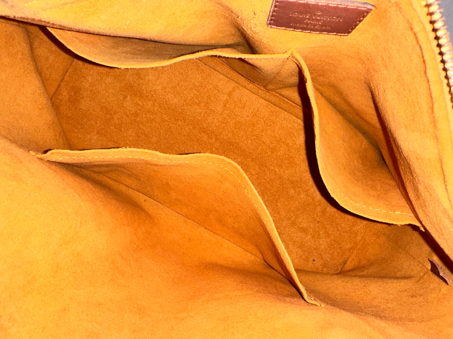 Louis Vuitton V Tote bag MM - Monogram / Tan Leather