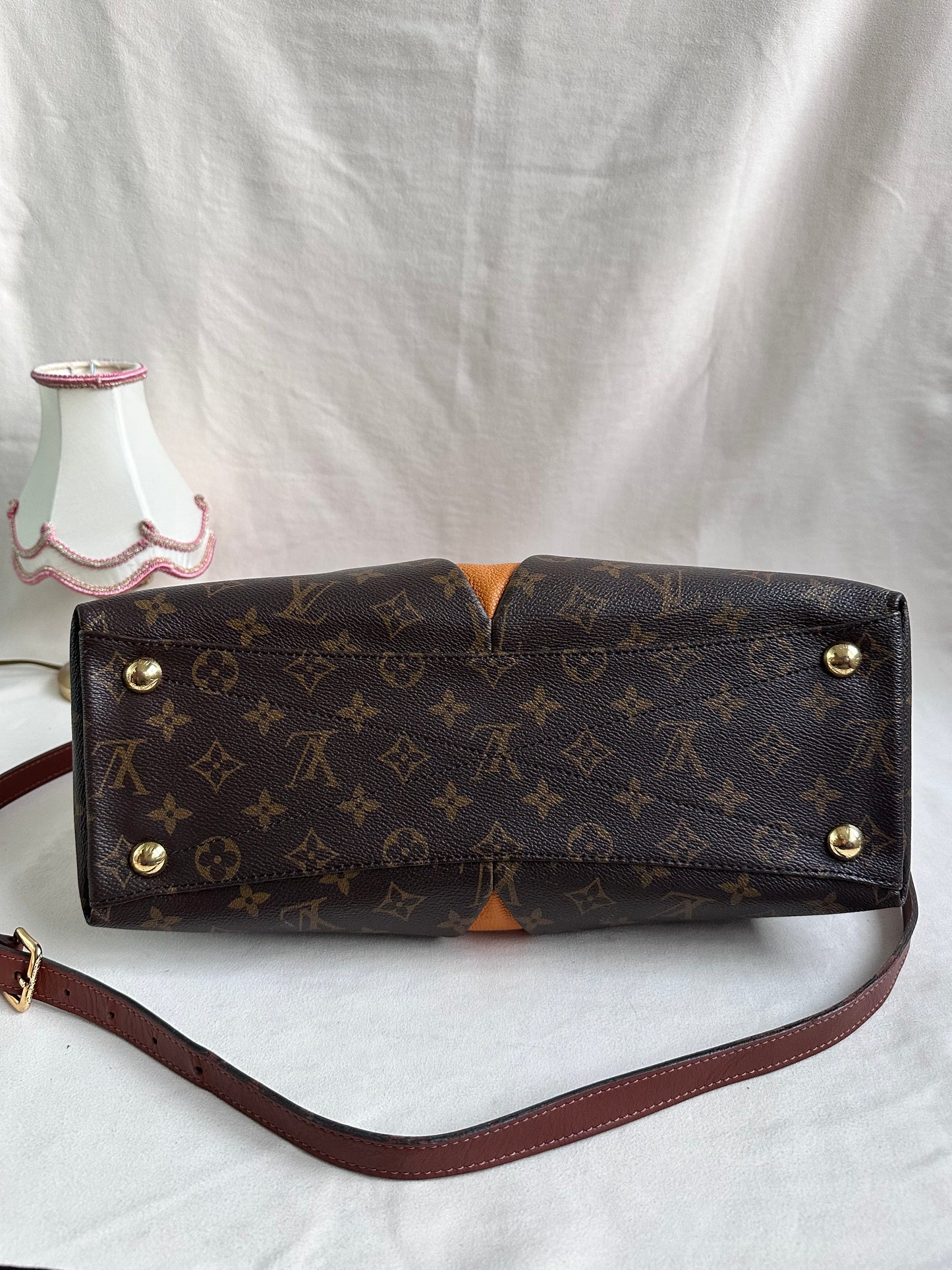 Louis Vuitton V Tote bag MM - Monogram / Tan Leather