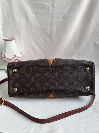 Louis Vuitton V Tote bag MM - Monogram / Tan Leather